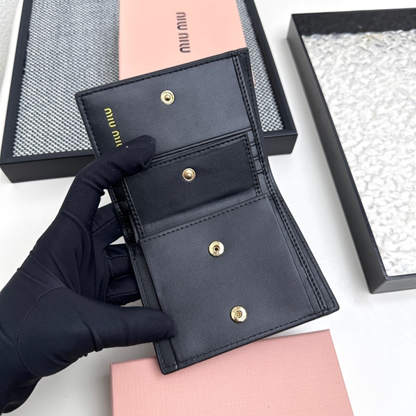 超激安ブランド財布偽物着用イメージ